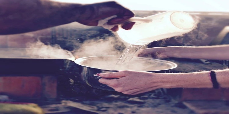 Mơ Thấy Nước: Giả Mã Điềm Lành Hay Dữ Cùng Chuyên Gia New88 6 Ngủ mơ thấy nước sôi thể hiện cuộc sống vất vả